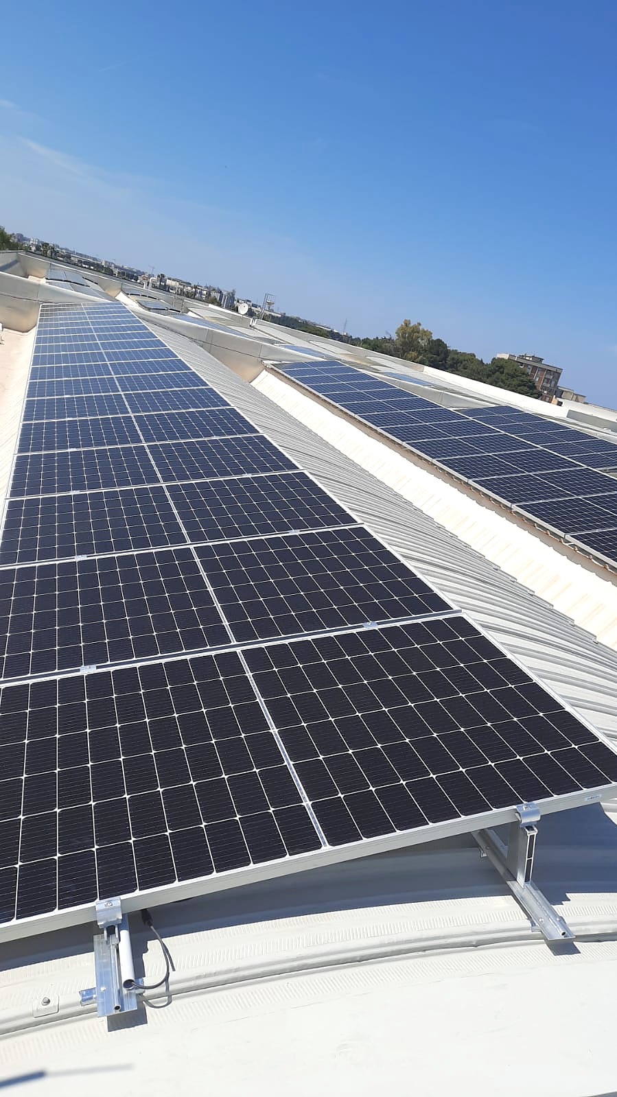 Impianto fotovoltaico installato sulla copertura di un edificio