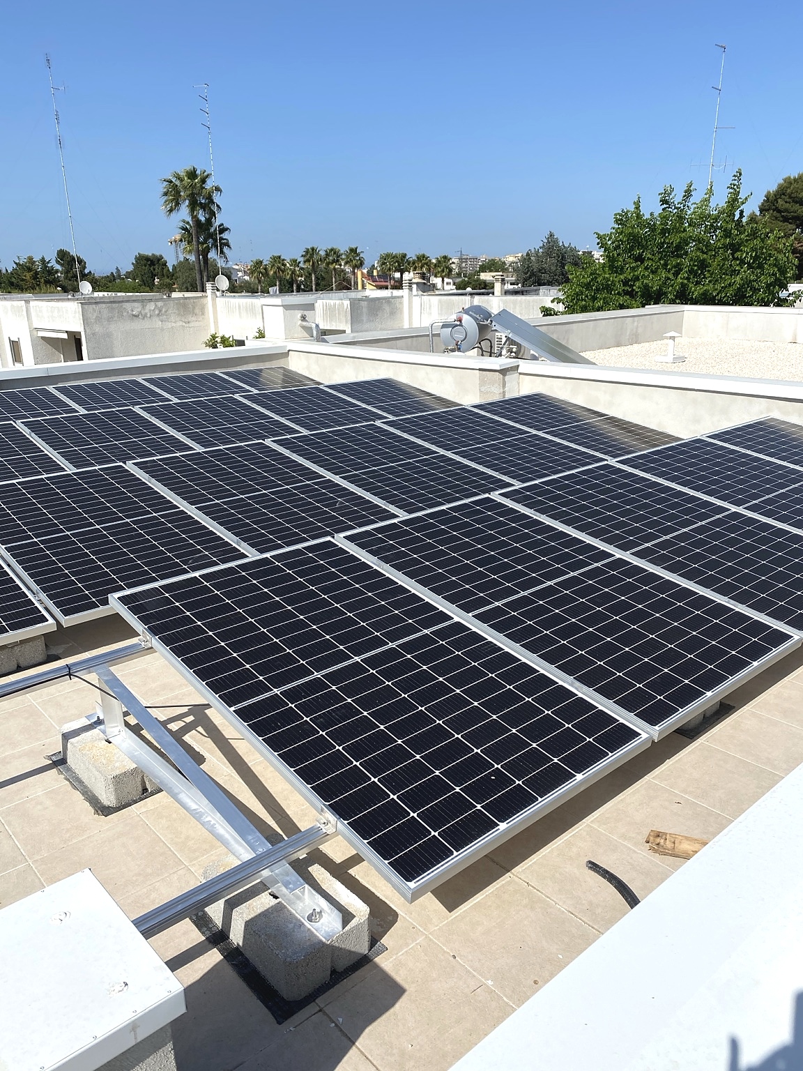 Pannelli fotovoltaici installati da DIENDI su una copertura